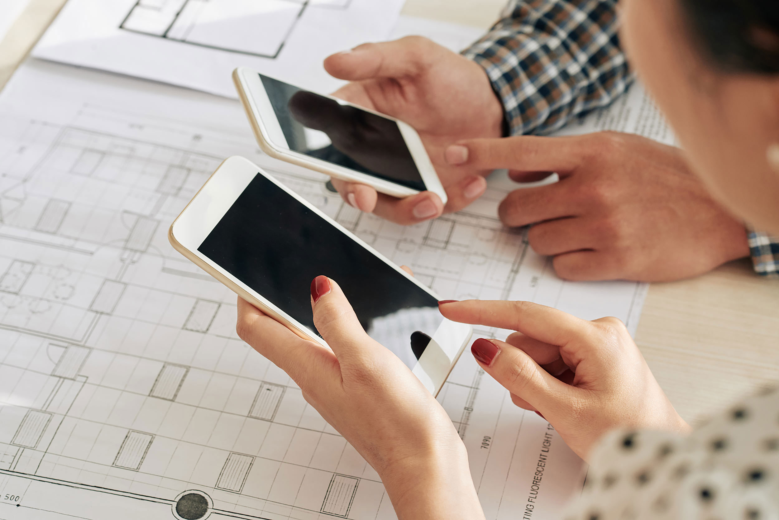 Personer som deltar i en budgivning via mobiltelefon